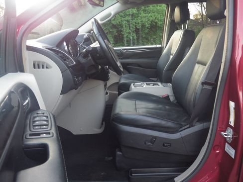 Used 2016 Chrysler Town & Country Touring w/ Driver Convenience Group FWD image 9