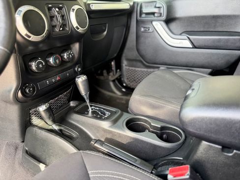 Used 2017 Jeep Wrangler Unlimited Sahara w/ Connectivity Group image 38