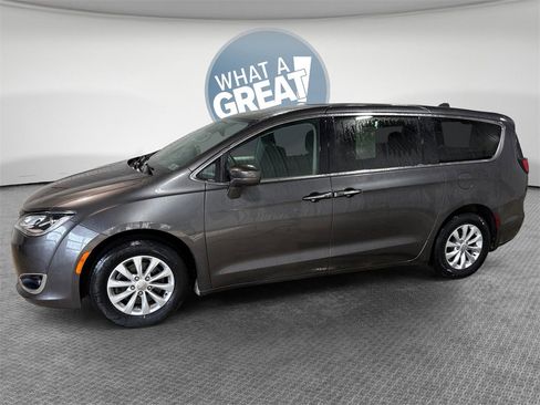 Used 2018 Chrysler Pacifica Touring Plus image 7