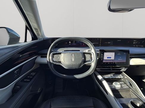 Used 2024 Lincoln Nautilus Reserve image 13