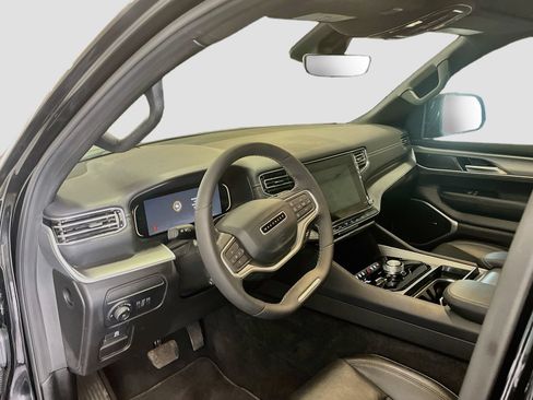 Used 2025 Jeep Wagoneer L 4WD image 9