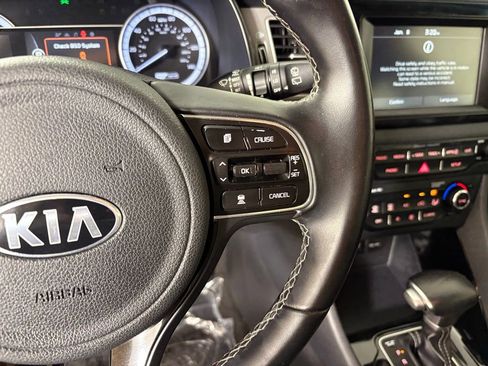 Used 2017 Kia Niro EX image 22