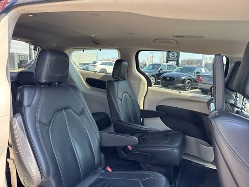 Used 2017 Chrysler Pacifica Touring-L Plus image 25
