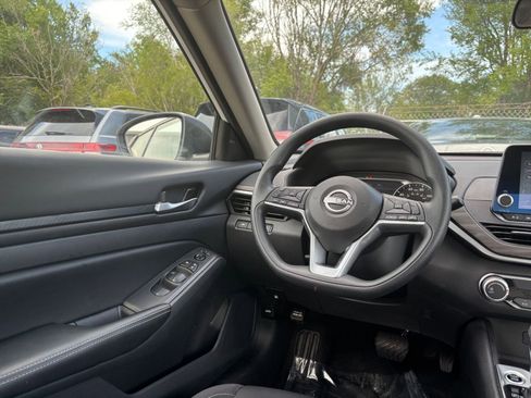 Used 2025 Nissan Altima 2.5 SV FWD image 34