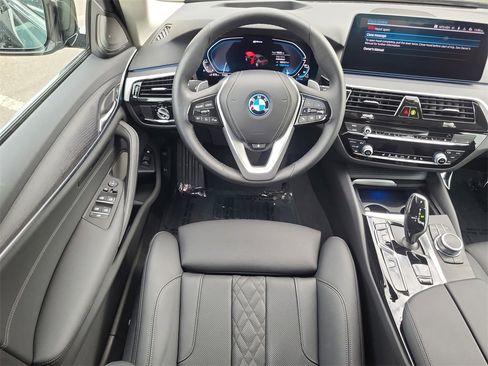 Used 2022 BMW 530e xDrive 530e iPerformance w/ Premium Package image 31