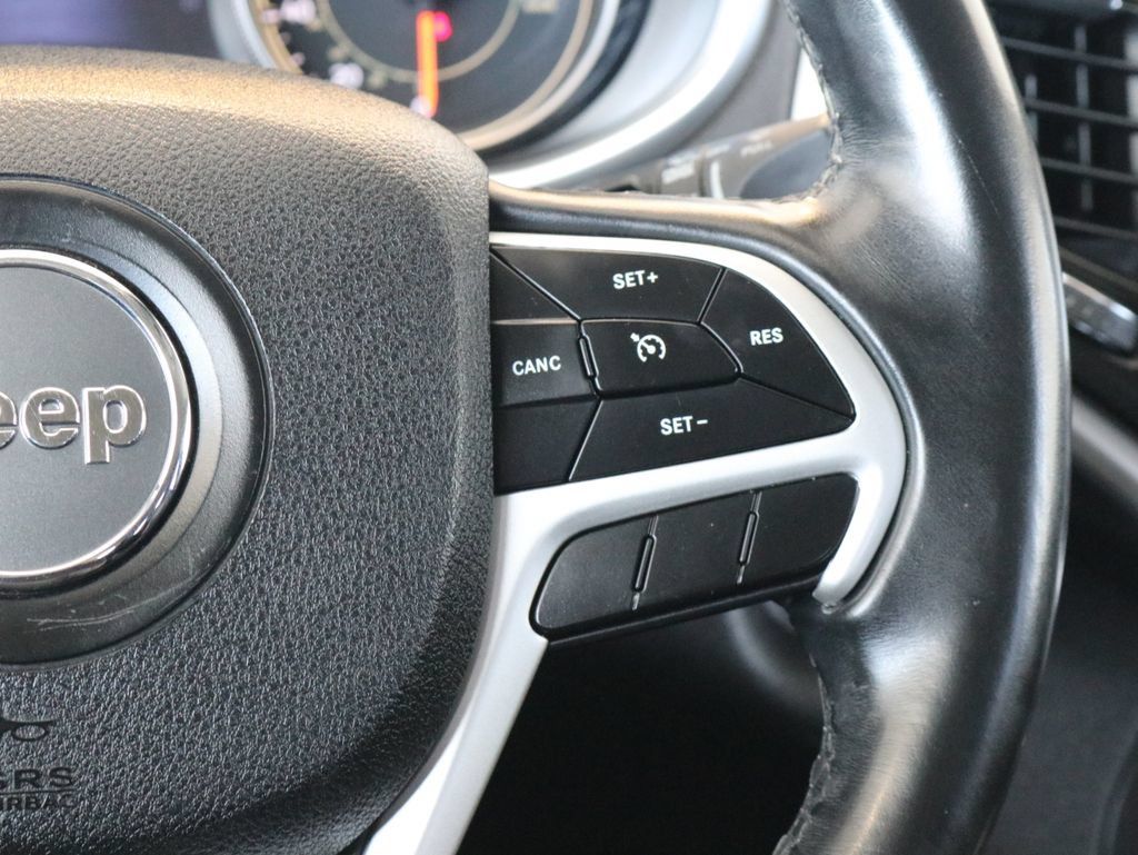 Used 2018 Jeep Cherokee Trailhawk AWD/4WD image 12