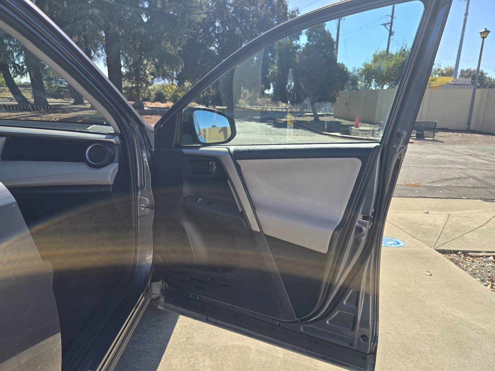 Used 2015 Toyota RAV4 LE FWD image 16