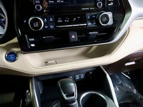 Used 2022 Toyota Highlander XLE image 28