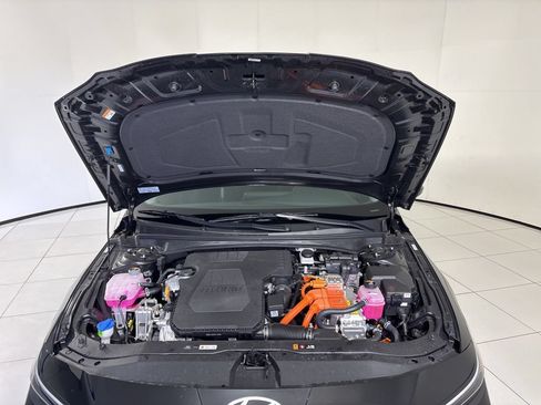Used 2025 Hyundai Elantra Hybrid FWD image 11