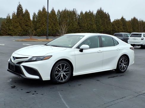 Used 2022 Toyota Camry SE w/ Cold Weather Package image 7