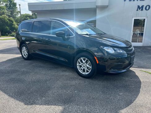 Used 2022 Chrysler Voyager LX image 5
