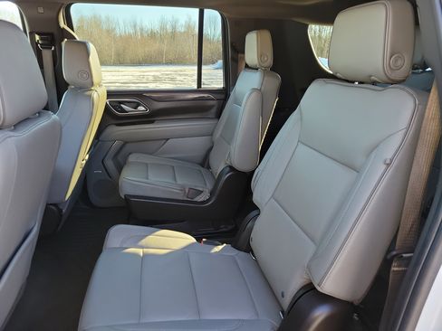 Used 2022 GMC Yukon XL SLT w/ SLT Premium Package image 16