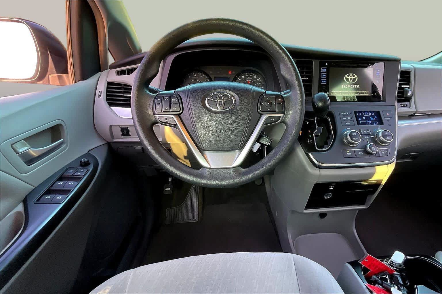 Used 2015 Toyota Sienna LE FWD image 6