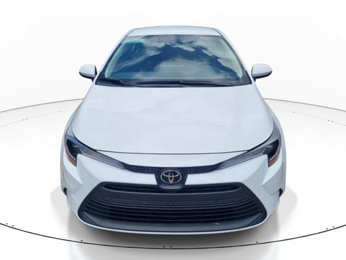 Used 2025 Toyota Corolla LE FWD image 2