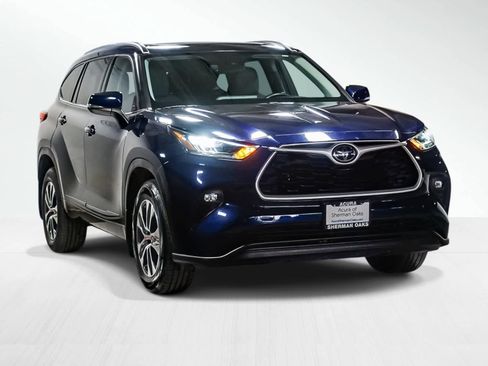 Used 2020 Toyota Highlander XLE image 3