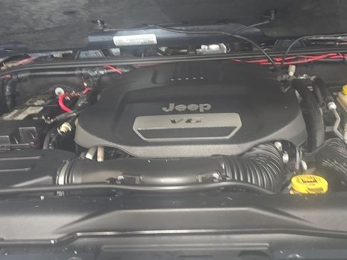 Used 2017 Jeep Wrangler Unlimited Sahara w/ Connectivity Group AWD/4WD image 12