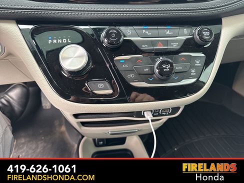 Used 2023 Chrysler Pacifica Touring-L image 25