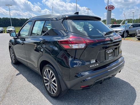 Used 2023 Nissan Kicks SV FWD image 3