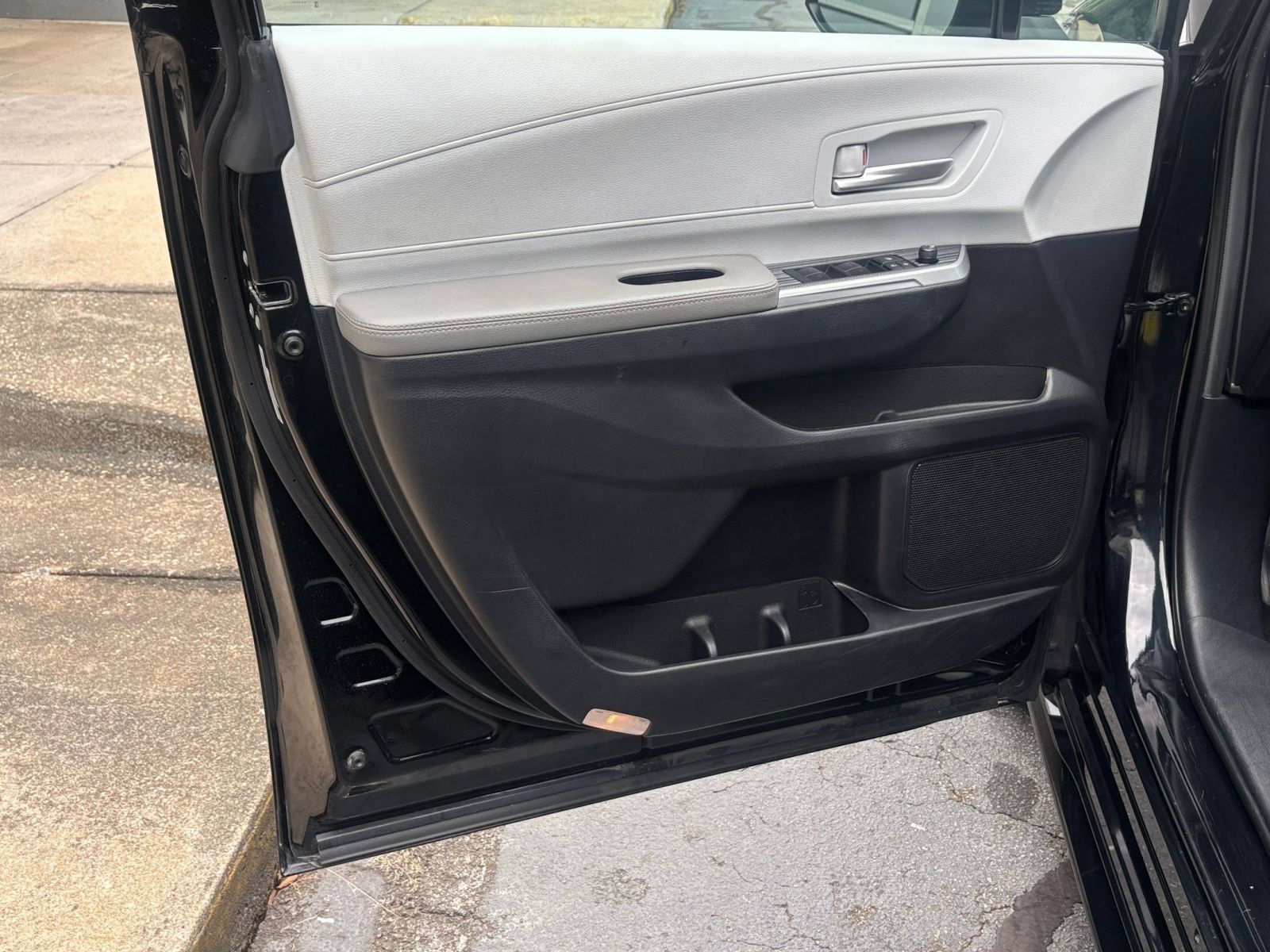 Used 2025 Toyota Sienna XLE FWD image 18