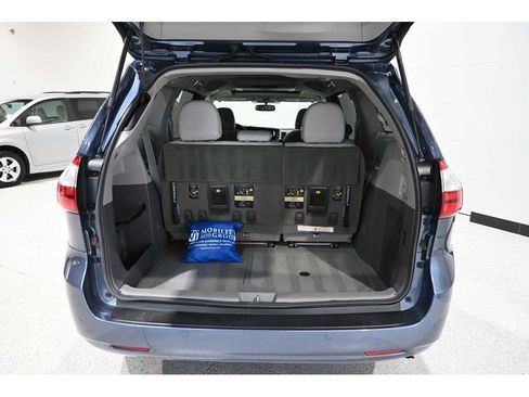 Used 2016 Toyota Sienna XLE Premium FWD image 25