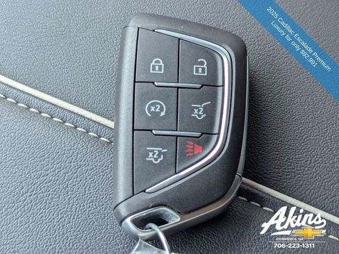 Used 2025 Cadillac Escalade Premium Luxury AWD/4WD image 33