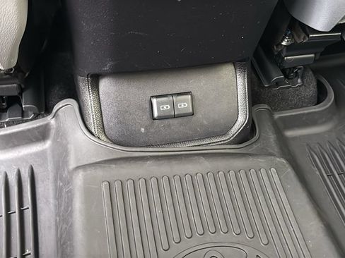 Used 2023 Toyota Highlander XLE AWD/4WD image 11