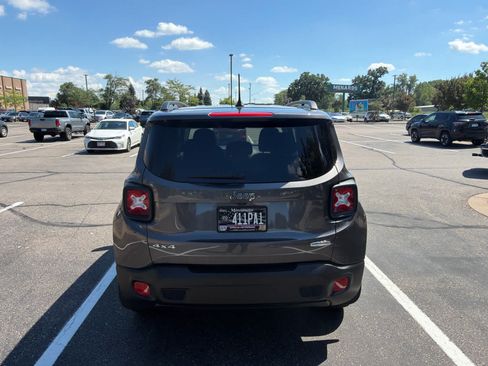 Used 2017 Jeep Renegade Latitude w/ Cold Weather Group AWD/4WD image 7