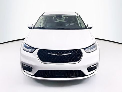 Used 2023 Chrysler Pacifica Touring-L FWD image 2