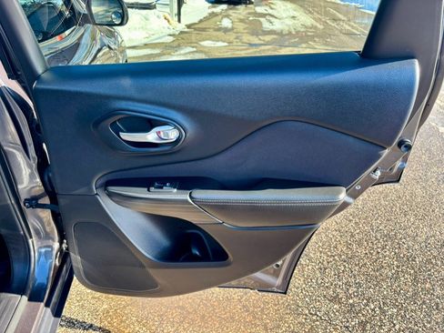 Used 2016 Jeep Cherokee Latitude w/ Cold Weather Group image 17