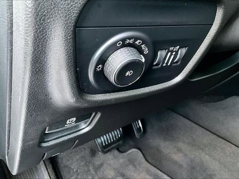 Used 2022 Jeep Grand Cherokee L Limited w/ Luxury Tech Group II image 32