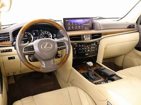 Used 2017 Lexus LX 570 4WD image 2