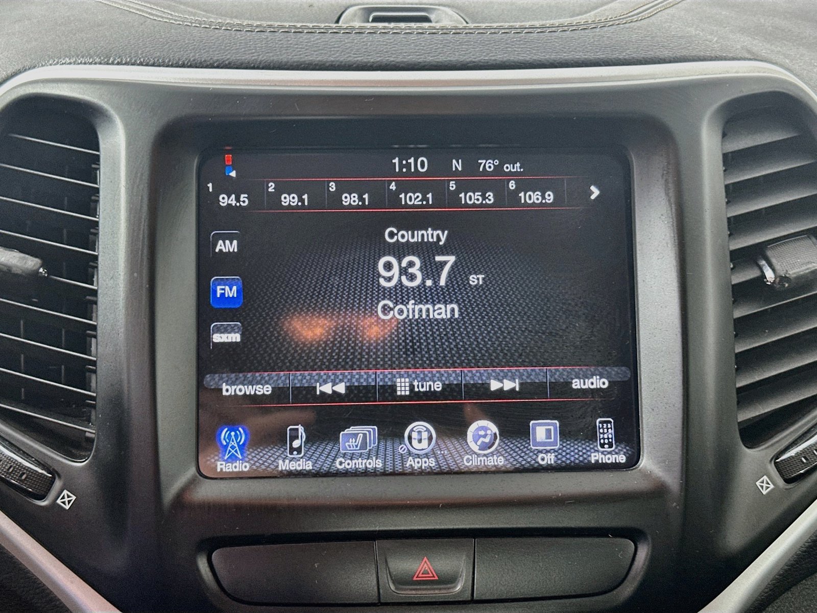 Used 2018 Jeep Cherokee Latitude Plus w/ Cold Weather Group AWD/4WD image 14