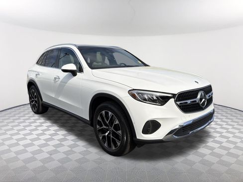Used 2025 Mercedes-Benz GLC 350e 4MATIC image 3