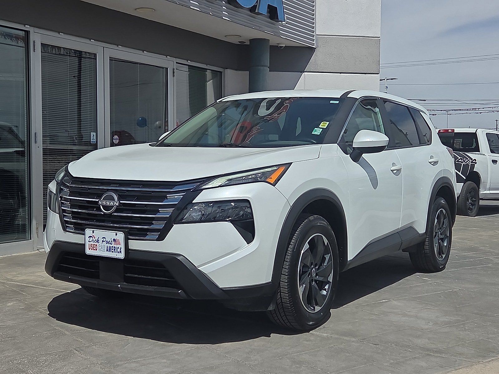 Used 2025 Nissan Rogue SV AWD/4WD image 2