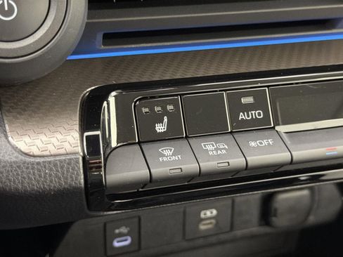 Used 2024 Toyota Prius XLE image 19