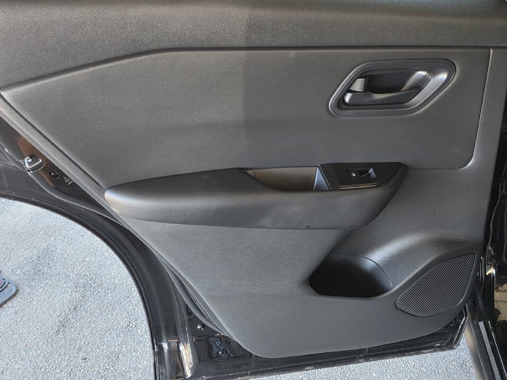 Used 2024 Nissan Rogue S FWD image 31
