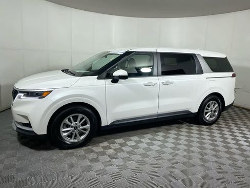 Used 2024 Kia Carnival LX image 11