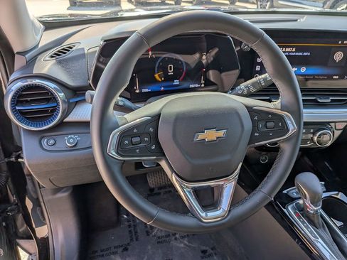 Used 2025 Chevrolet Trax LT w/ LT Convenience Package FWD image 21