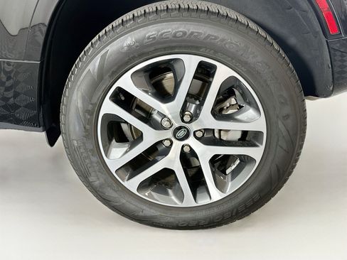 Used 2024 Land Rover Defender 110 X-Dynamic SE AWD/4WD image 11