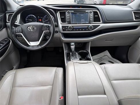 Used 2018 Toyota Highlander XLE image 23