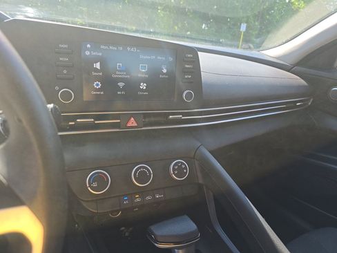 Used 2024 Hyundai Elantra SE FWD image 11