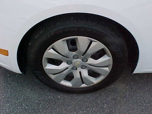 Used 2013 Chevrolet Cruze LS image 4