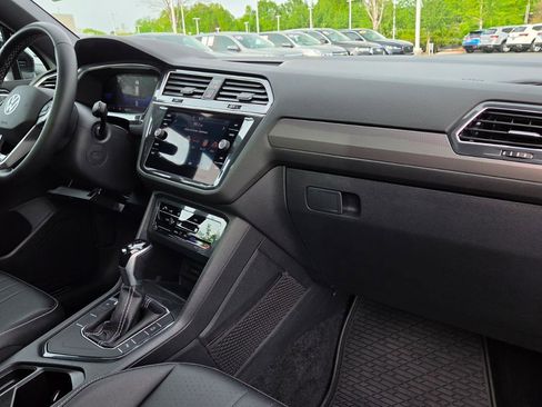 Used 2023 Volkswagen Tiguan SE R-Line image 51