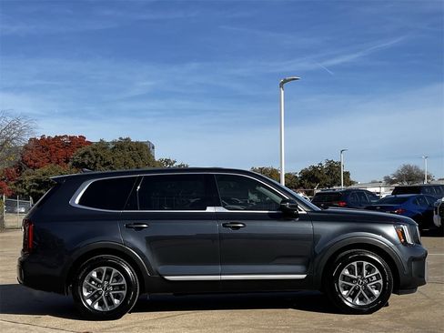 Used 2024 Kia Telluride LX image 3