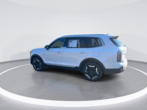 Used 2024 Kia Telluride EX w/ EX Captain's Chair Package image 7