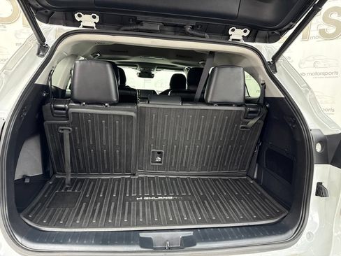 Used 2022 Toyota Highlander XLE AWD/4WD image 6