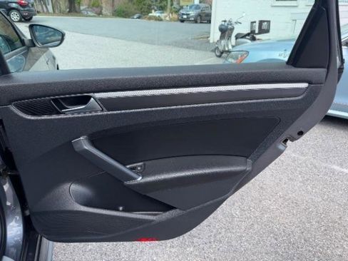 Used 2018 Volkswagen Passat 2.0T R-Line image 32