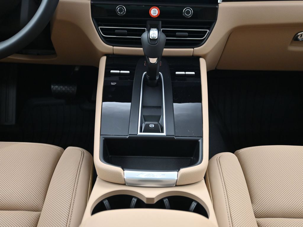 Certified 2026 Porsche Macan AWD/4WD image 10
