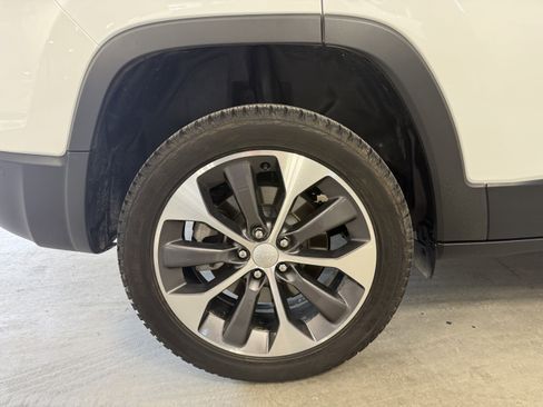 Used 2022 Jeep Cherokee Limited w/ Elite Package AWD/4WD image 8