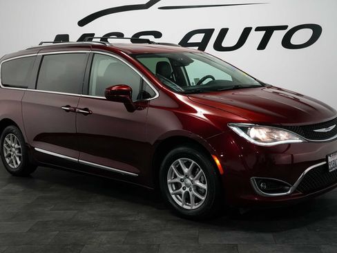 Used 2020 Chrysler Pacifica Touring-L FWD image 7